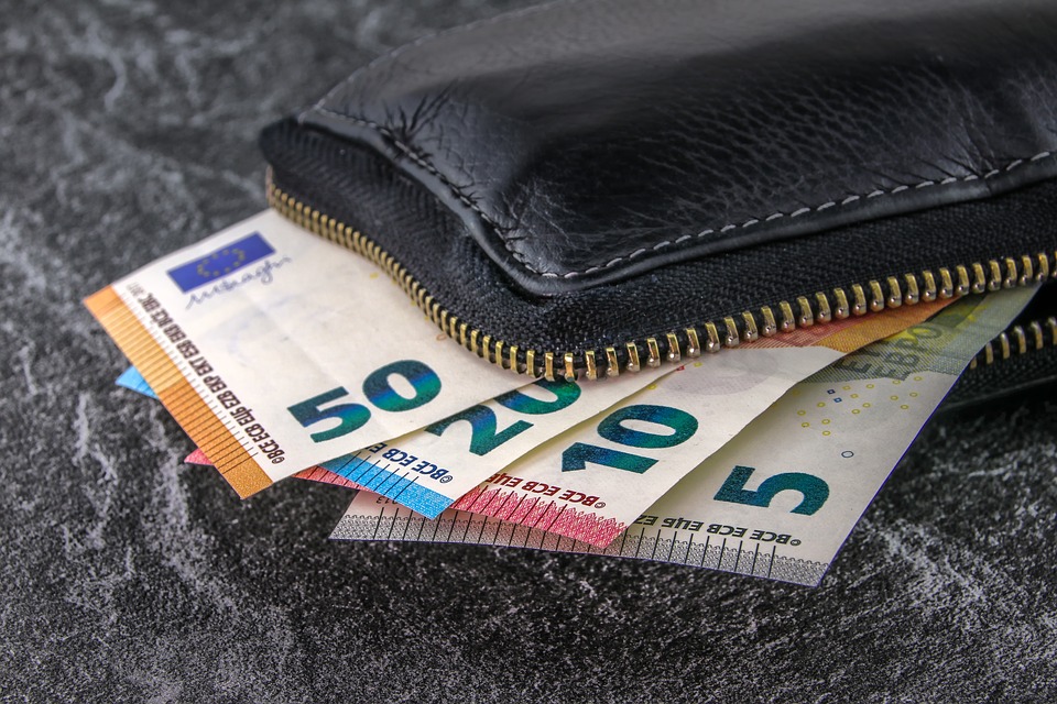 Banconote false: tutti i rischi legati al possesso ed utilizzo di soldi  contraffatti - Controlla e Verifica Banconote - Conteggio contante  Automatico